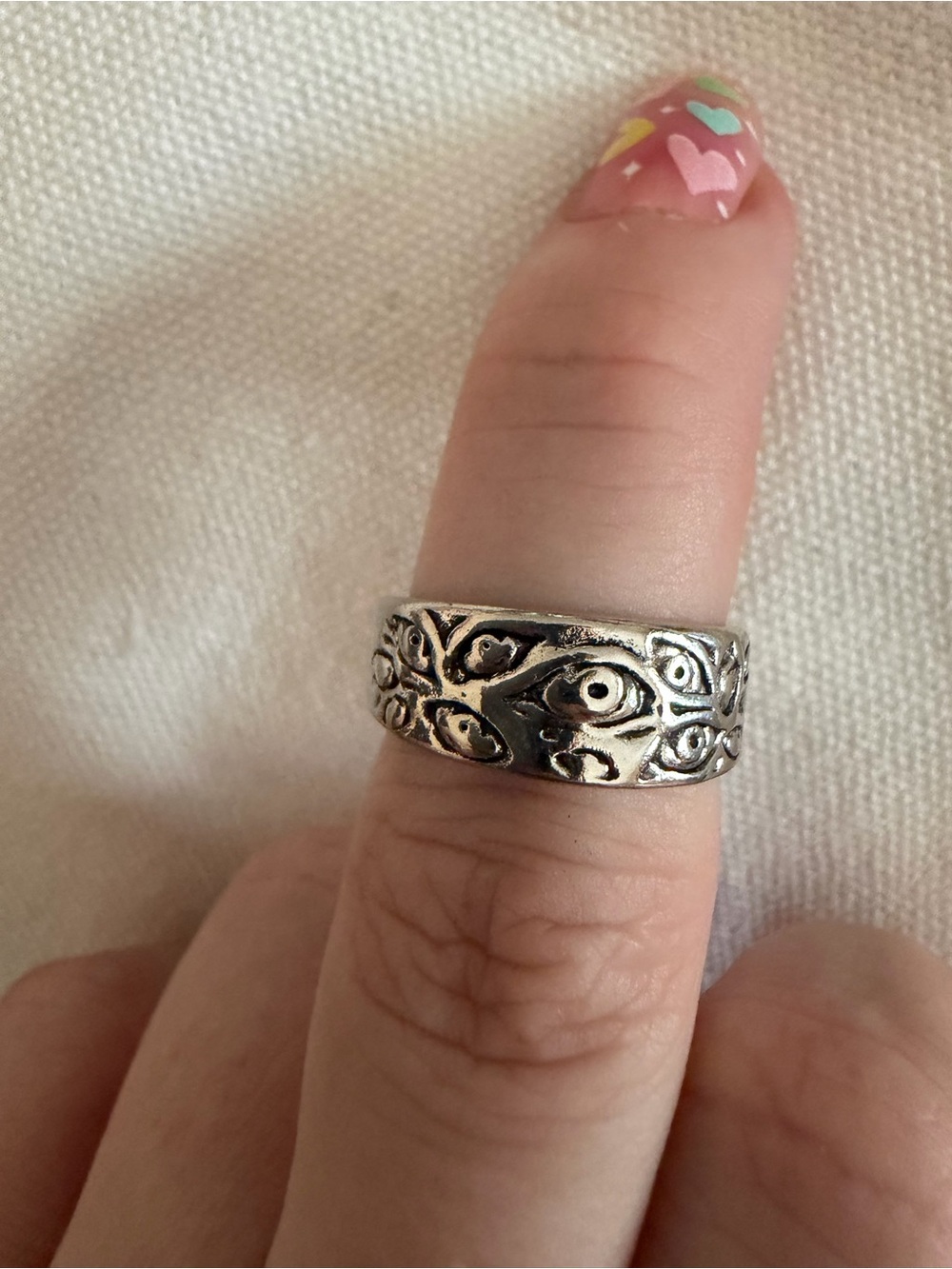 Silver tone eyes Pattern Women's Band Ring - Silver